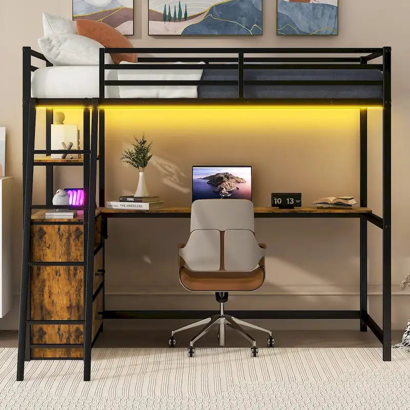 Letto a soppalco in metallo e legno, misura singola, con scrivania e ripiani, due cassetti integrati, luce LED e stazione di ricarica USB