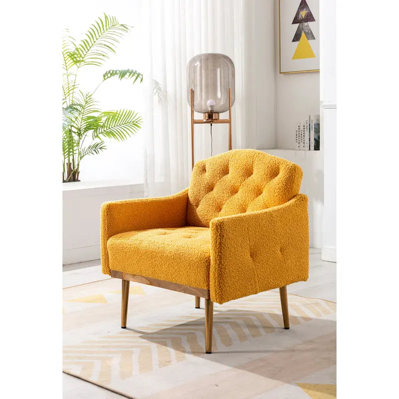 Poltrona d'accento imbottita in tessuto effetto orsetto con trapuntatura capitonné e gambe color oro rosa