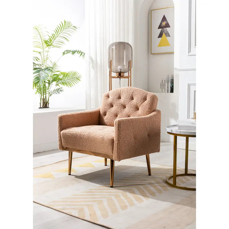Poltrona d'accento imbottita in tessuto effetto orsetto con trapuntatura capitonné e gambe color oro rosa