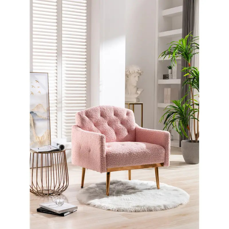 Poltrona d'accento imbottita in tessuto effetto orsetto con trapuntatura capitonné e gambe color oro rosa