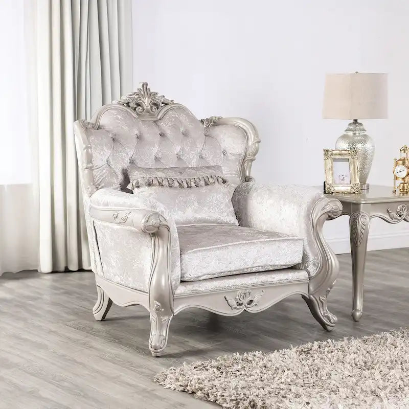 Poltrona tradizionale con schienale capitonné e cuscino decorativo
