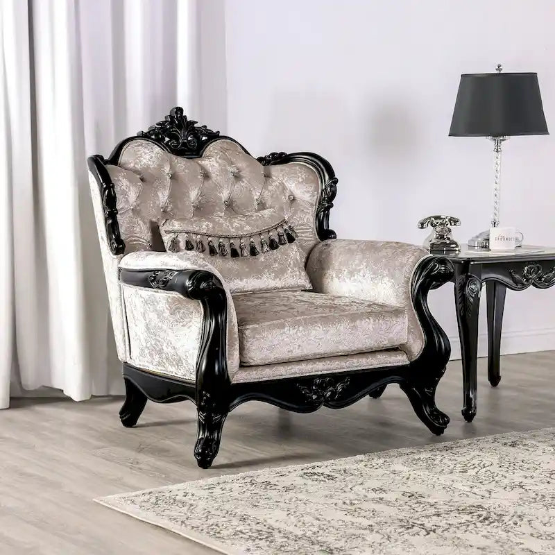 Poltrona tradizionale con schienale capitonné e cuscino decorativo