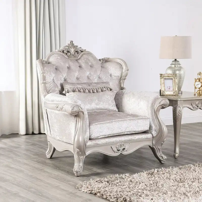 Poltrona tradizionale con schienale capitonné e cuscino decorativo