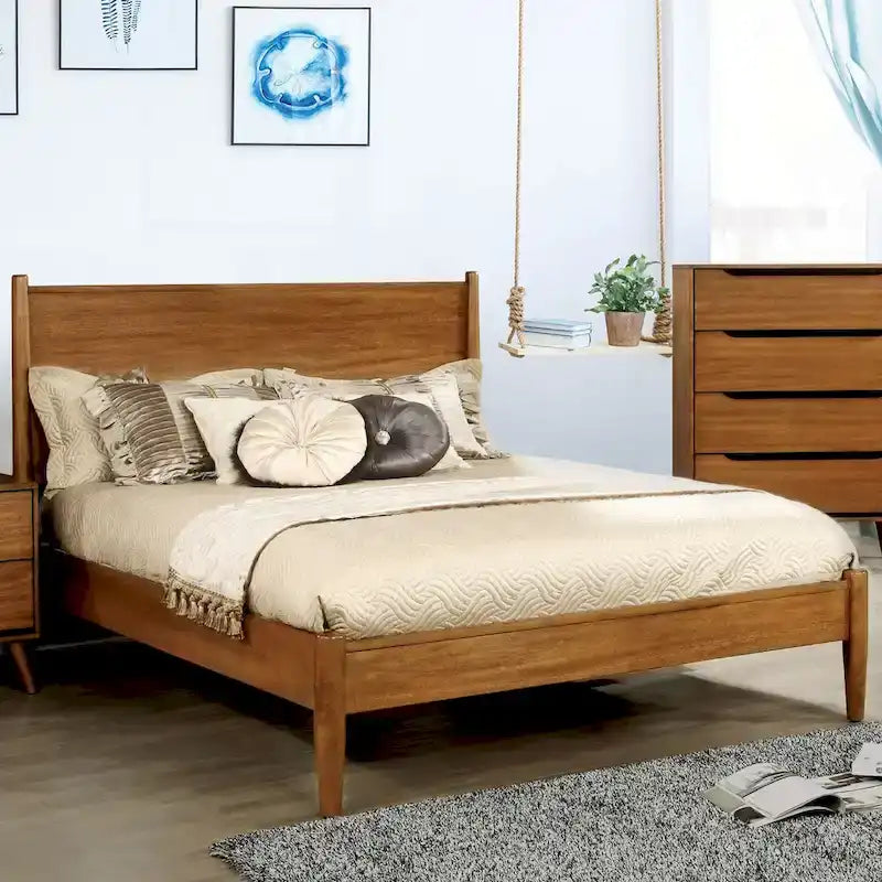 Letto a piattaforma in legno con gambe arrotondate e affusolate