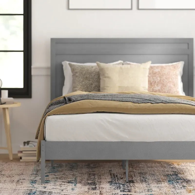 Letto a piattaforma in legno massello con testiera e doghe in legno
