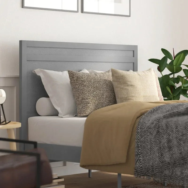 Letto a piattaforma in legno massello con testiera e doghe in legno