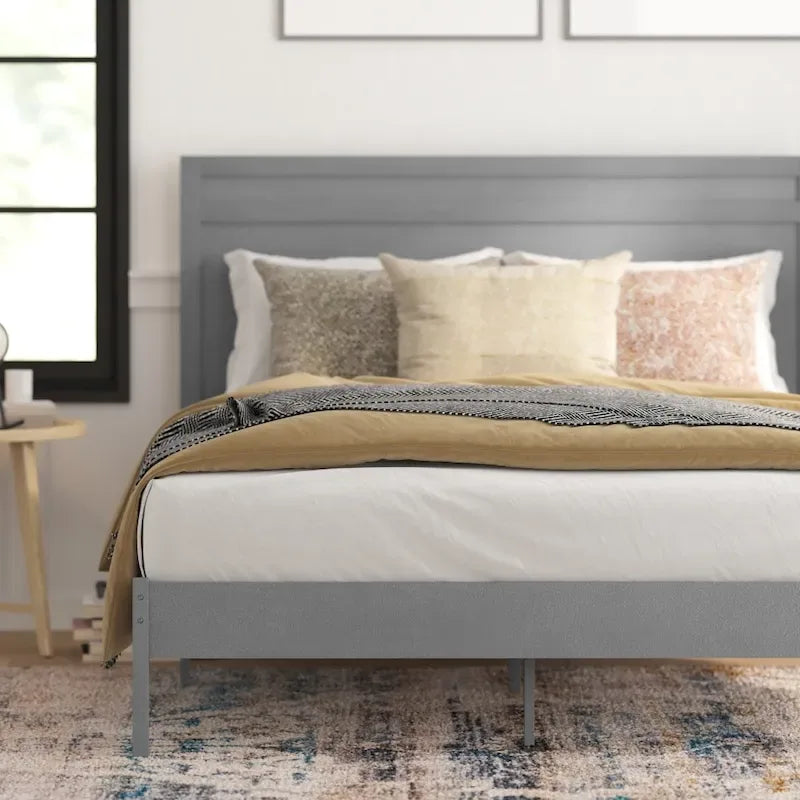 Letto a piattaforma in legno massello con testiera e doghe in legno