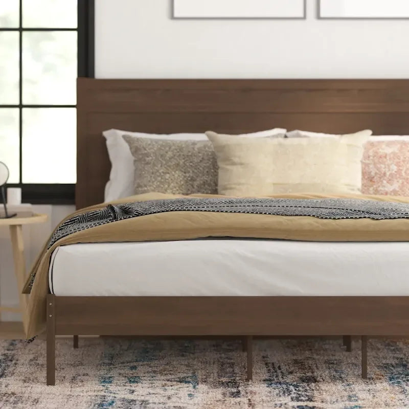 Letto a piattaforma in legno massello con testiera e doghe in legno