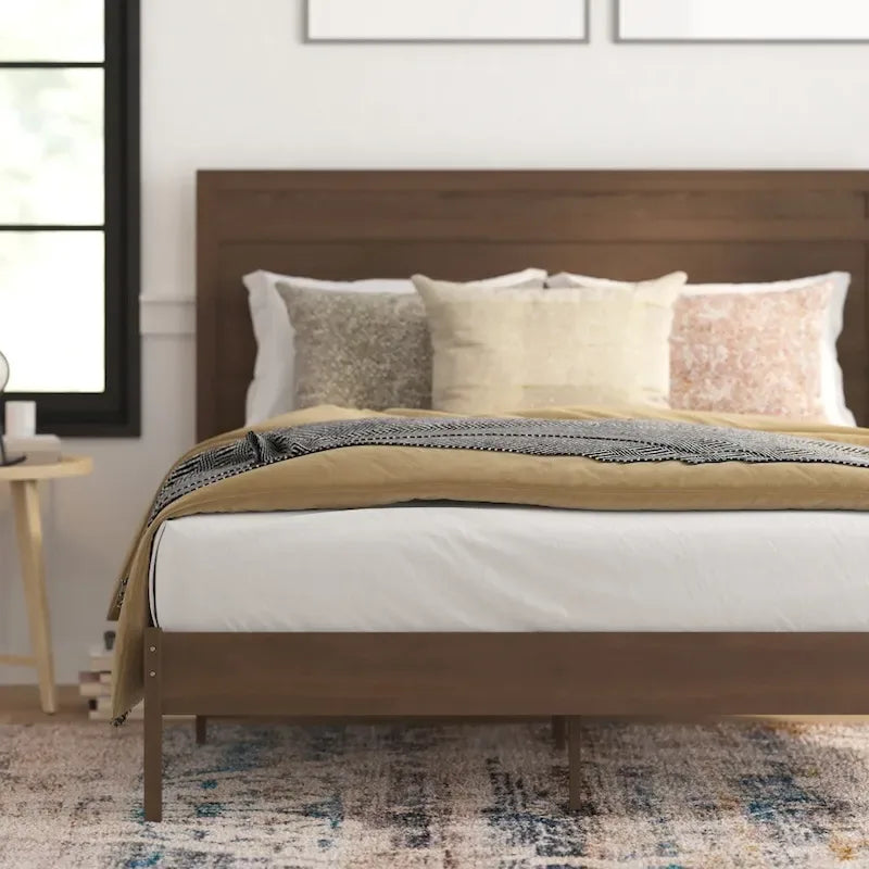 Letto a piattaforma in legno massello con testiera e doghe in legno