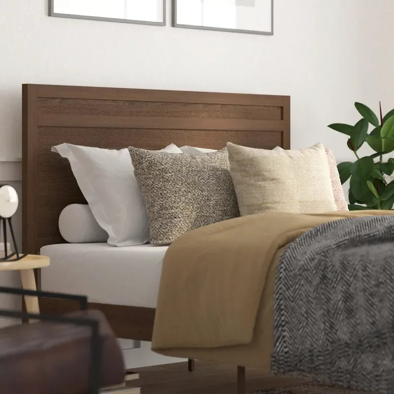 Letto a piattaforma in legno massello con testiera e doghe in legno