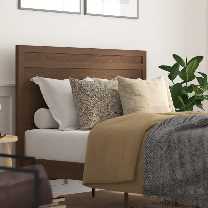 Letto a piattaforma in legno massello con testiera e doghe in legno