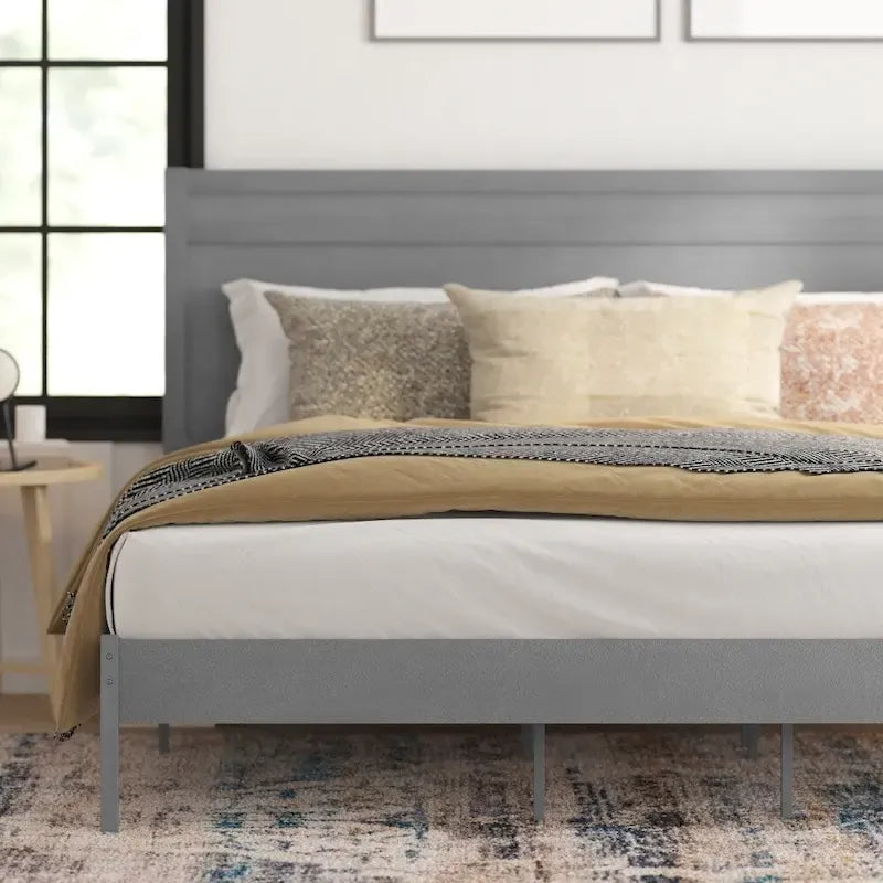 Letto a piattaforma in legno massello con testiera e doghe in legno