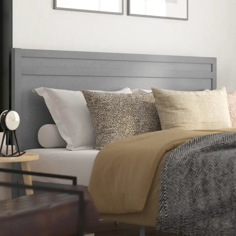 Letto a piattaforma in legno massello con testiera e doghe in legno